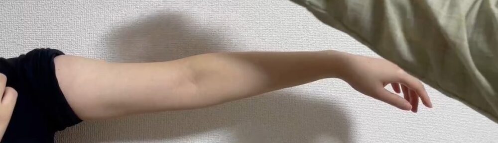 気功エステで腕を細くしている場面 気功エステで腕を細くしている場面