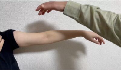 気功エステで腕を細くしている場面