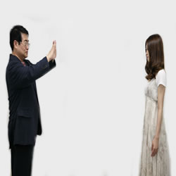 遠隔で他者ヒーリングしている場面